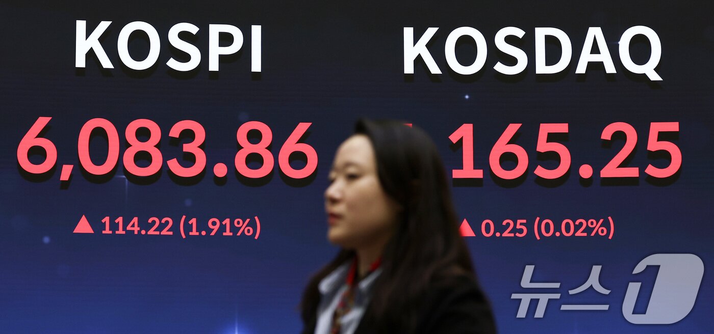 본문 이미지 - 코스피 지수가 6000포인트를 넘으며 종가 기준 최고치를 달성한 25일 오후 서울 영등포구 한국거래소 홍보관 전광판에 코스피 종가가 표시되어 있다. 2026.2.25 ⓒ 뉴스1 최지환 기자
