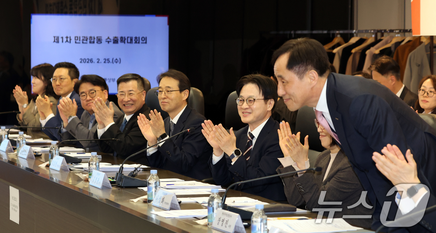 (서울=뉴스1) 김명섭 기자 = 김정관 산업통상부 장관이 25일 오후 서울 서초구 코트라에서 열린 제1차 민관합동 수출확대회의에 앞서 무역보험공사와 하나은행 간 전략적 업무협약을 …