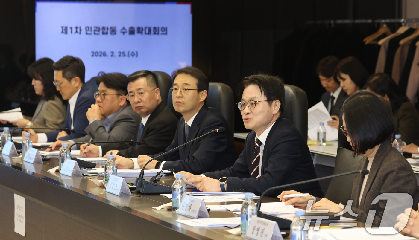 (서울=뉴스1) 김명섭 기자 = 김정관 산업통상부 장관이 25일 서울 서초구 코트라에서 열린 석유화학 사업재편승인기업 CEO 간담회에서 모두 발언을 하고 있다. 2026.2.25/ …