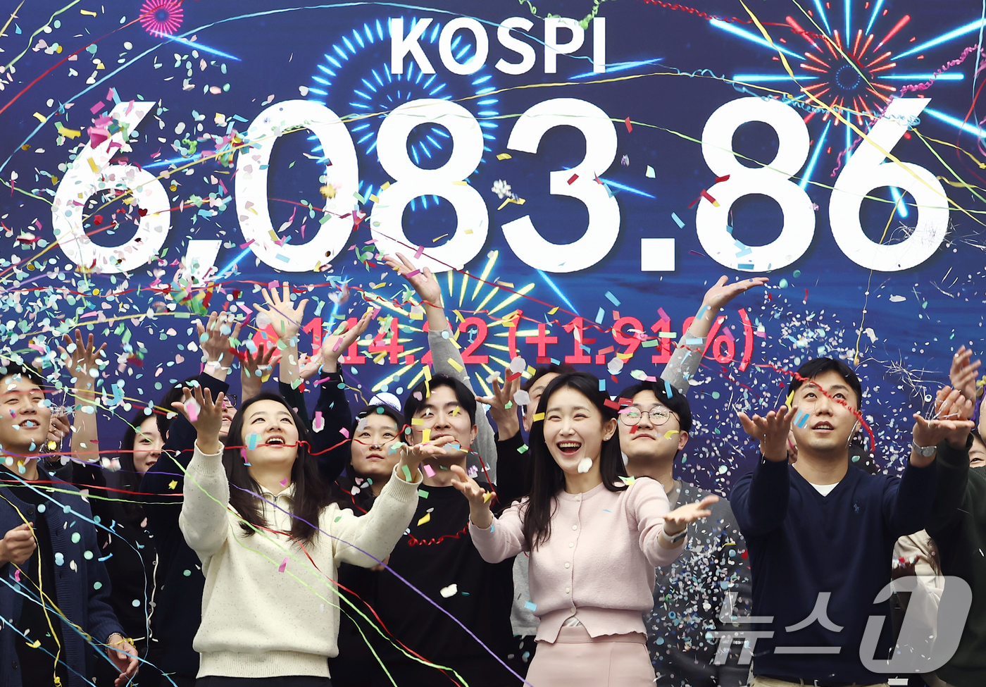 (서울=뉴스1) 김민지 기자 = 코스피가 6000선을 넘어선 25일 서울 중구 우리은행 본점 딜링룸에서 직원들이 6000선 돌파를 기념하는 세리모니를 하고 있다.이날 코스피는 전장 …