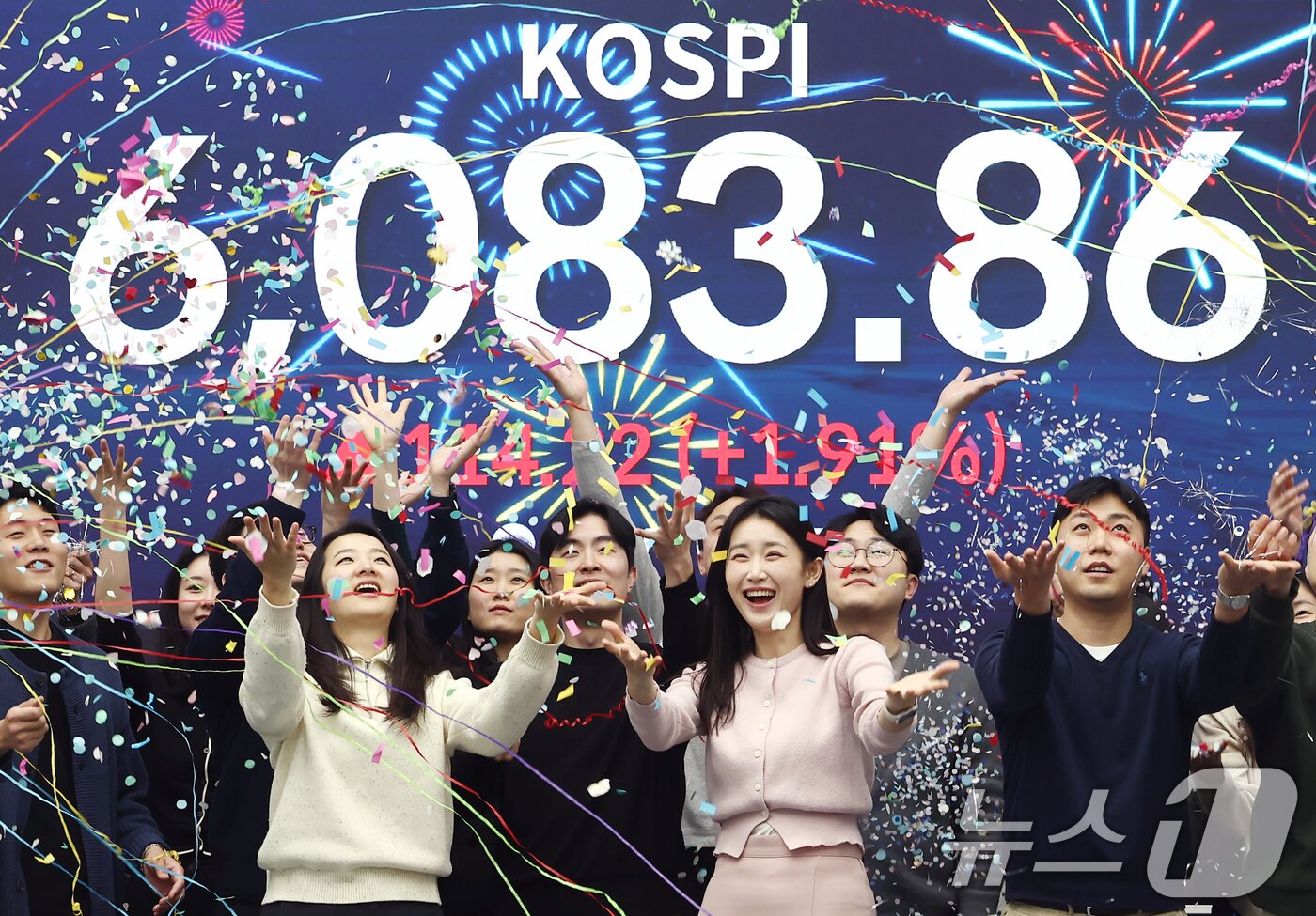 본문 이미지 - 코스피가 6000선을 넘어선 25일 서울 중구 우리은행 본점 딜링룸에서 직원들이 6000선 돌파를 기념하는 세리모니를 하고 있다. 2026.2.25 ⓒ 뉴스1 김민지 기자