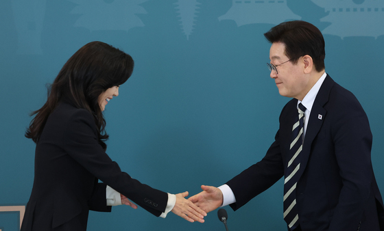 이부진 한국방문의해위원장과 악수하는 이재명 대통령