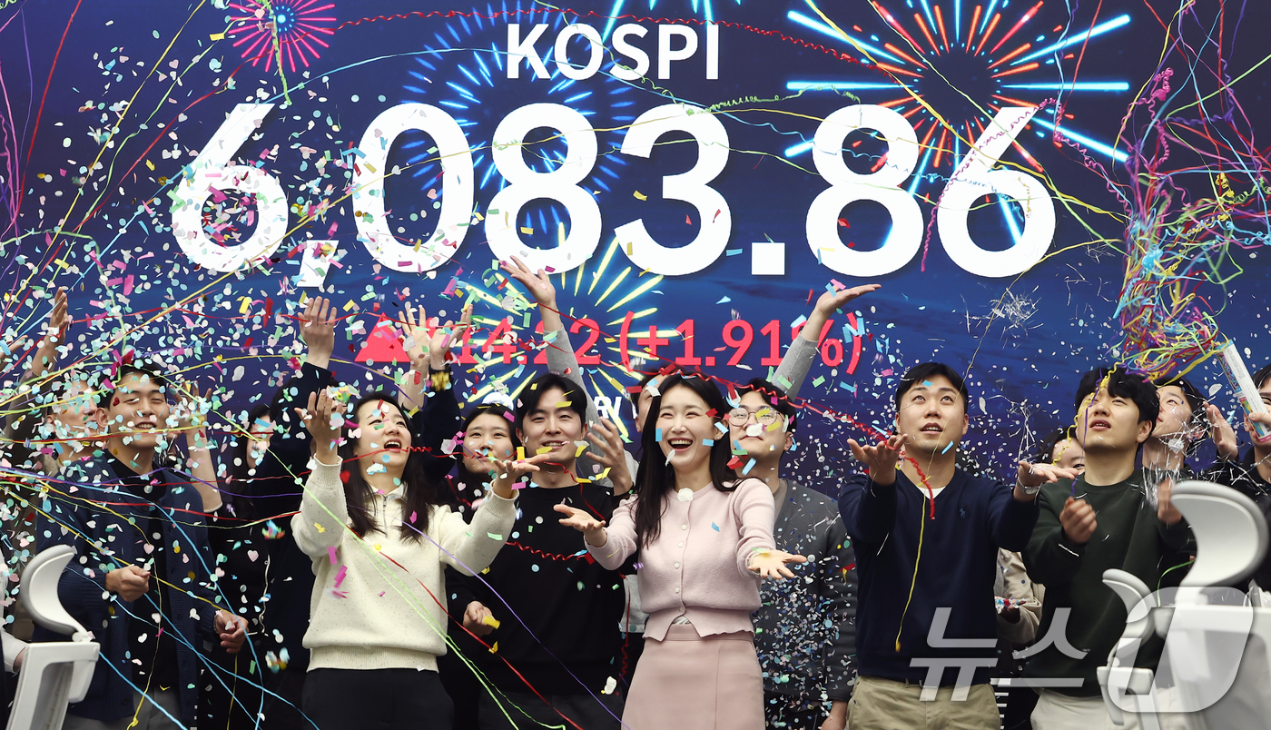 (서울=뉴스1) 김민지 기자 = 코스피가 6000선을 넘어선 25일 서울 중구 우리은행 본점 딜링룸에서 직원들이 손뼉을 치고 있다.이날 코스피는 전장보다 114.22포인트(1.91 …