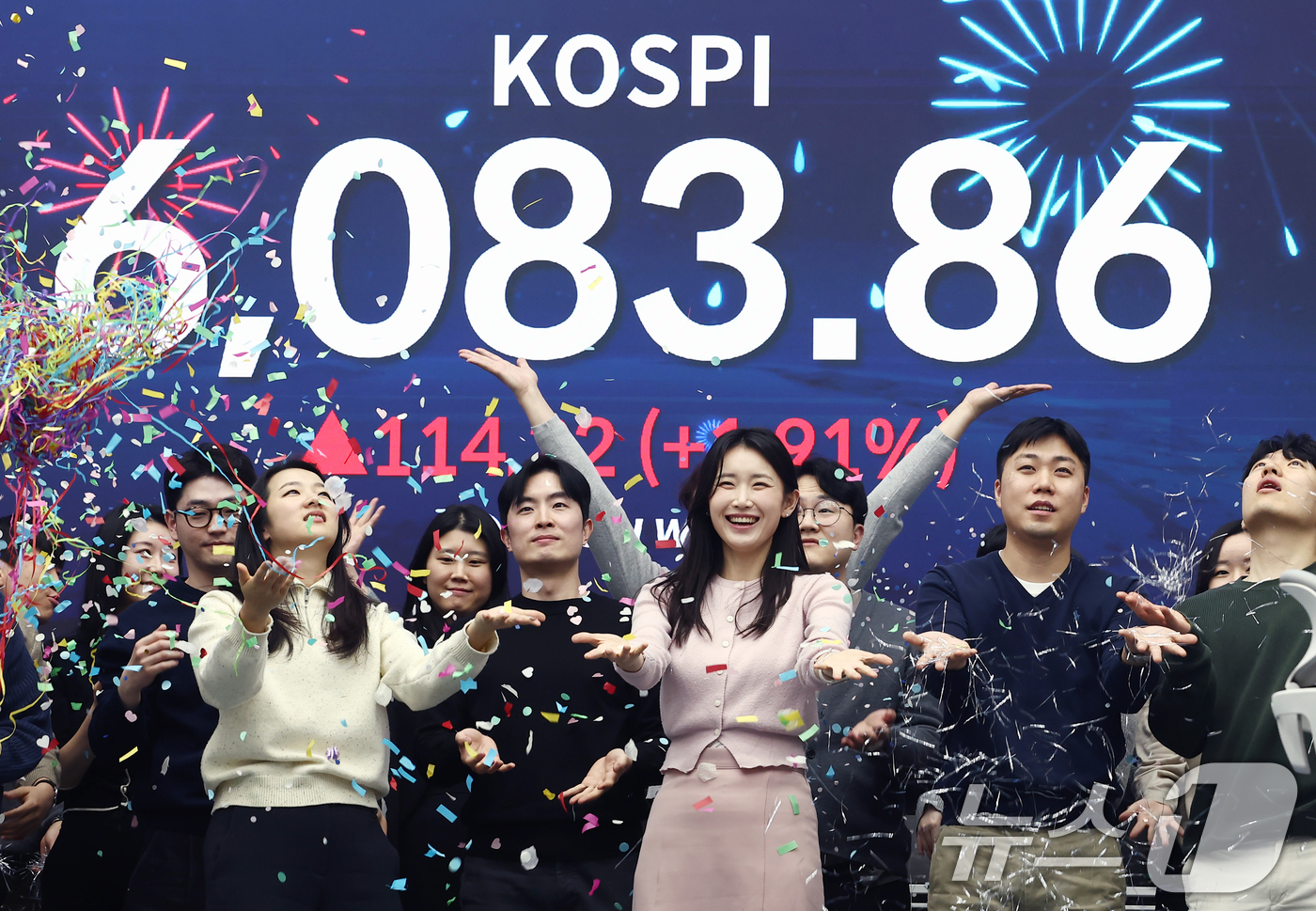 (서울=뉴스1) 김민지 기자 = 코스피가 6000선을 넘어선 25일 서울 중구 우리은행 본점 딜링룸에서 직원들이 6000선 돌파를 기념하는 세리모니를 하고 있다.이날 코스피는 전장 …