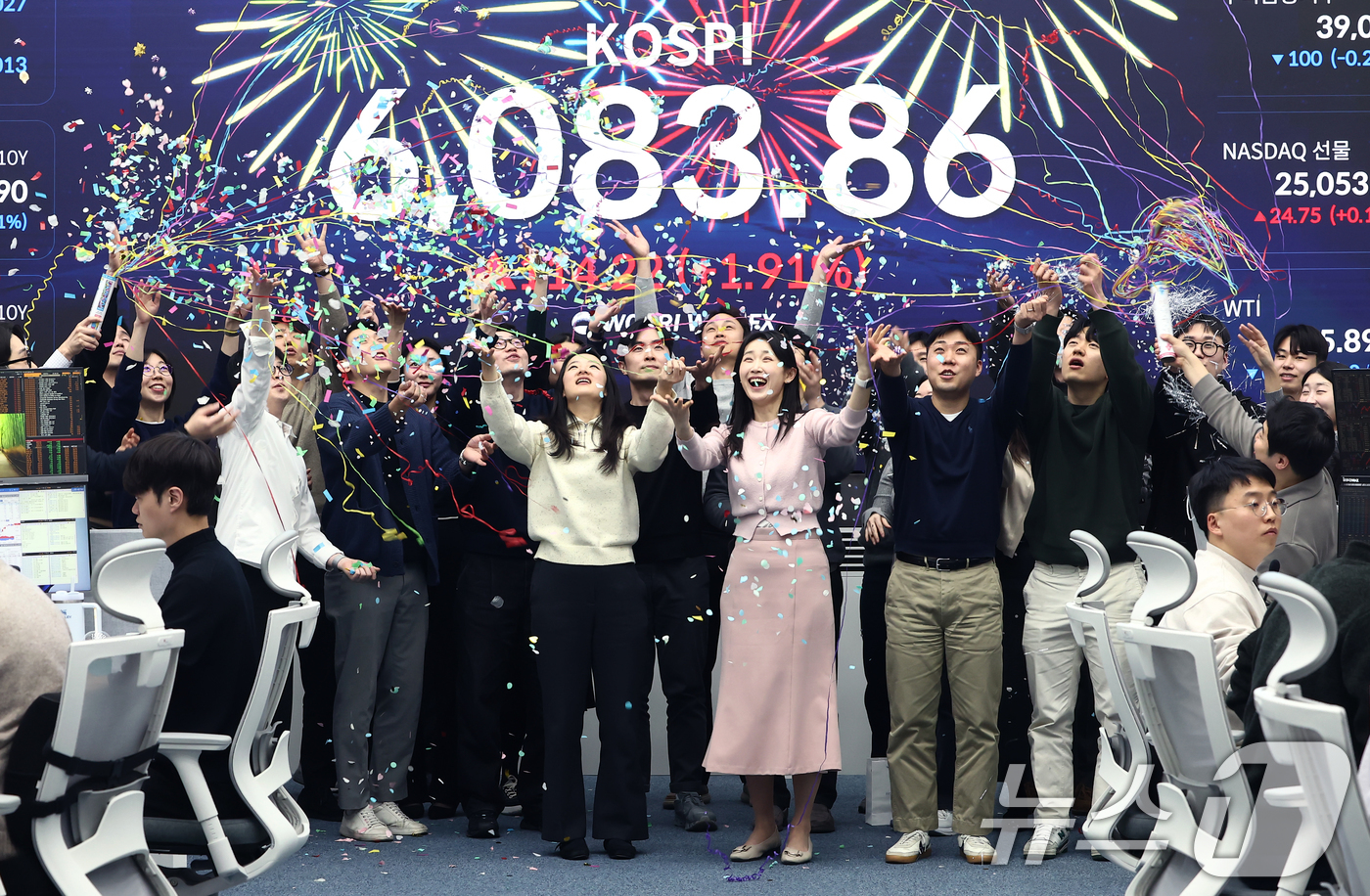 (서울=뉴스1) 김민지 기자 = 코스피가 6000선을 넘어선 25일 서울 중구 우리은행 본점 딜링룸에서 직원들이 6000선 돌파를 기념하는 세리모니를 하고 있다.이날 코스피는 전장 …