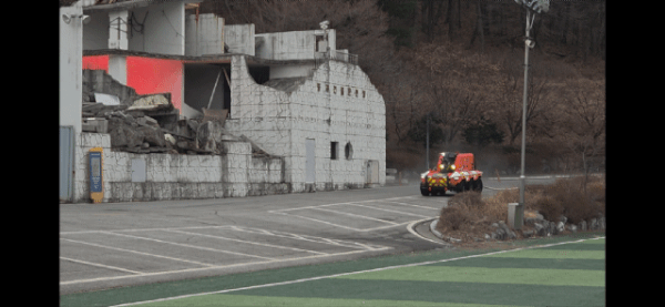 본문 이미지 - 지난 24일 경기도 남양주에 위치한 수도권119특수구조대에서 시범 기동을 하고 있는 무인소방로봇.