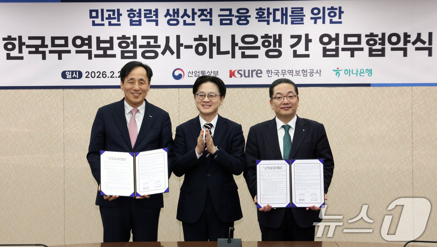 본문 이미지 - 25일 서울 서초구 코트라에서 열린 민관 협력 생산적 금융 확대를 위한 한국무역보험공사와 하나은행 간 업무 협약식에서 장영진 무역보험공사장, 김정관 산업통상부 장관, 이호성 하나은행장(왼쪽 부터)이 기념촬영하고 있다. 2026.2.25 ⓒ 뉴스1 김명섭 기자