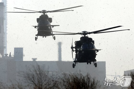 본문 이미지 - 13일 오후 인천 서구 장도훈련장에서 실시된 제병협동훈련에서 KUH-1 수리온 헬기가 작전지역으로 진입하고 있다.2024.11.13/뉴스1 ⓒ News1 이동해 기자