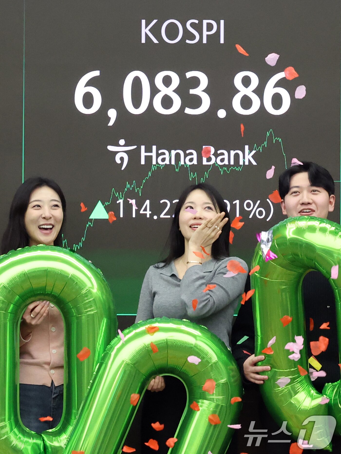 본문 이미지 - 코스피가 종가 기준 사상 처음 6000선을 돌파한 25일 오후 서울 중구 하나은행 본점 딜링룸에서 직원들이 축하 세리머니를 하고 있다.2026.2.25 ⓒ 뉴스1 황기선 기자