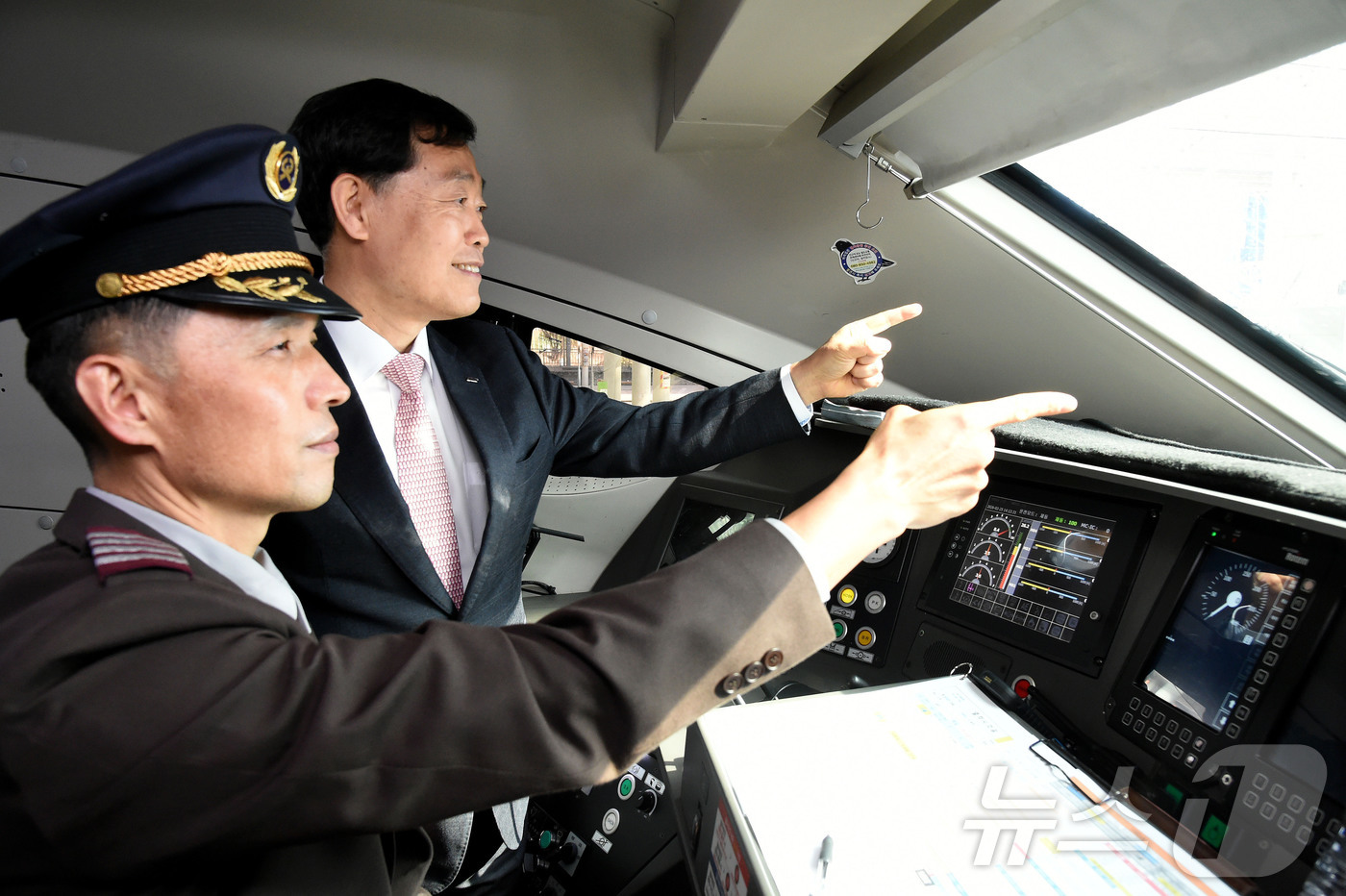 (서울=뉴스1) = 정왕국 SR 대표이사가 25일 서울역에서 시범 교차운행을 시작한 SRT의 안전점검을 하고 있다. (SR 제공. 재판매 및 DB 금지)  2026.2.25/뉴스1 …