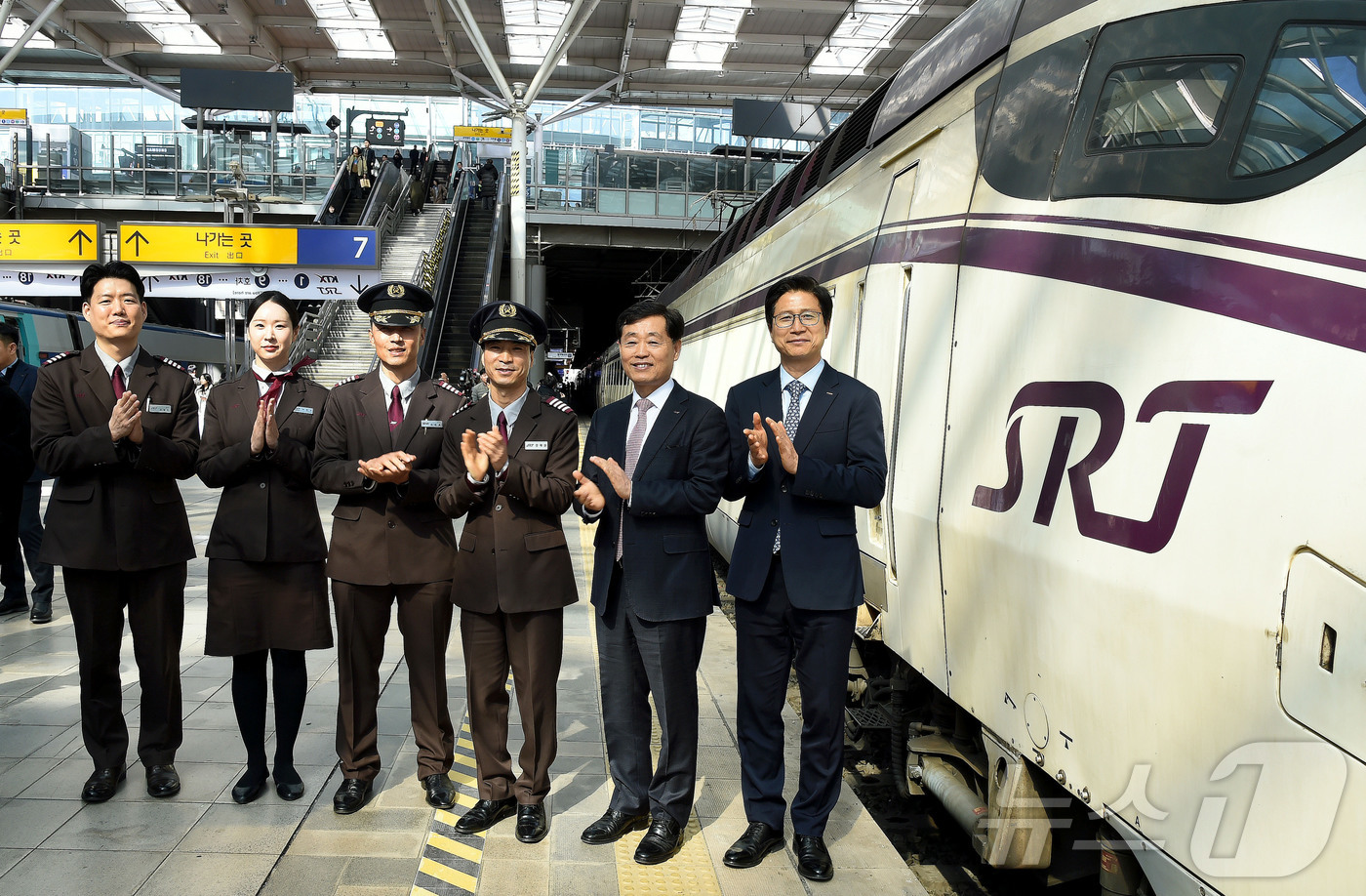 (서울=뉴스1) = 정왕국 SR 대표이사가 25일 서울역에서 시범 교차운행을 시작한 SRT를 점검하고 관계자들과 기념촬영을 하고 있다. (SR 제공. 재판매 및 DB 금지) 202 …