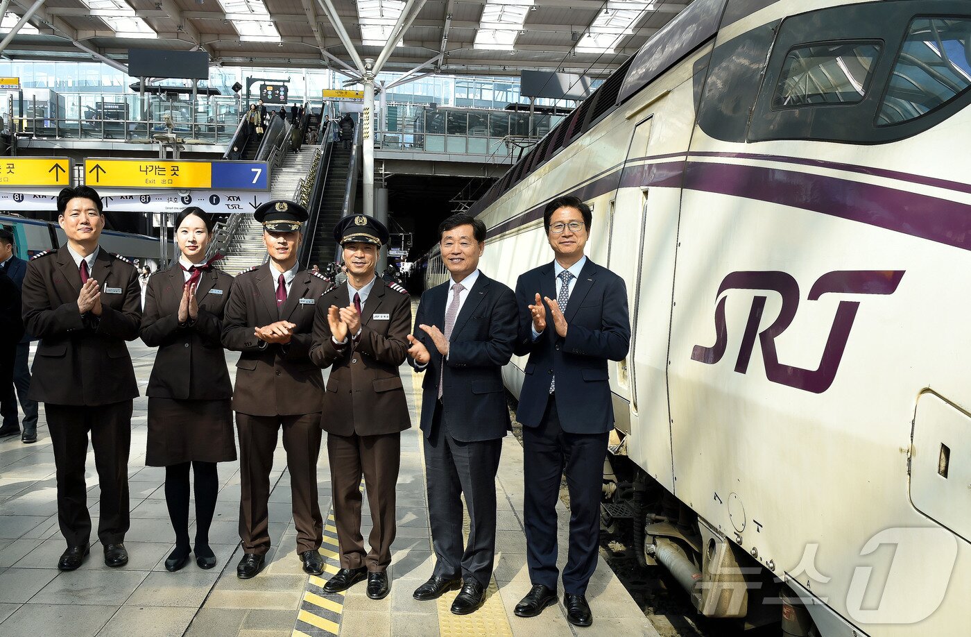 본문 이미지 - 정왕국 SR 대표이사(오른쪽에서 두번째)가 25일 서울역에서 시범 교차운행을 시작한 SRT를 점검하고 관계자들과 기념촬영을 하고 있다. (SR 제공. 재판매 및 DB 금지) 2026.2.25 ⓒ 뉴스1