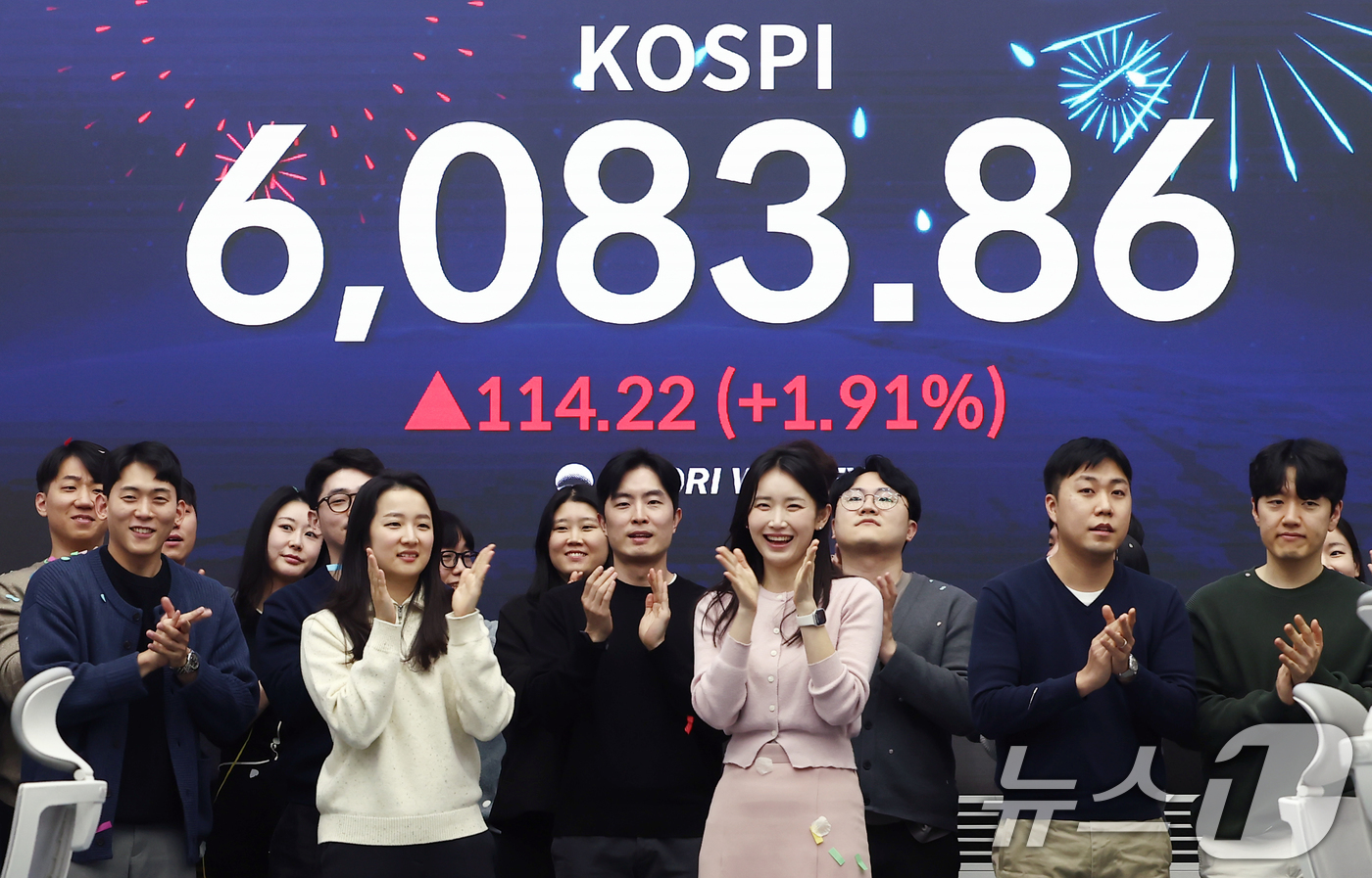 (서울=뉴스1) 김민지 기자 = 코스피가 6000선을 넘어선 25일 서울 중구 우리은행 본점 딜링룸에서 직원들이 손뼉을 치고 있다.이날 코스피는 전장보다 114.22포인트(1.91 …