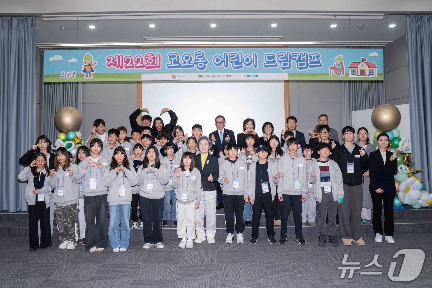 본문 이미지 - 코오롱그룹 비영리 재단법인 꽃과어린왕자의  서창희(사진 앞줄 가운데) 이사장을 비롯한 캠프 참가 어린이들과 코오롱 관계자들이 단체 기념촬영을 하고 있다. (사진제공 = 코오롱그룹) 