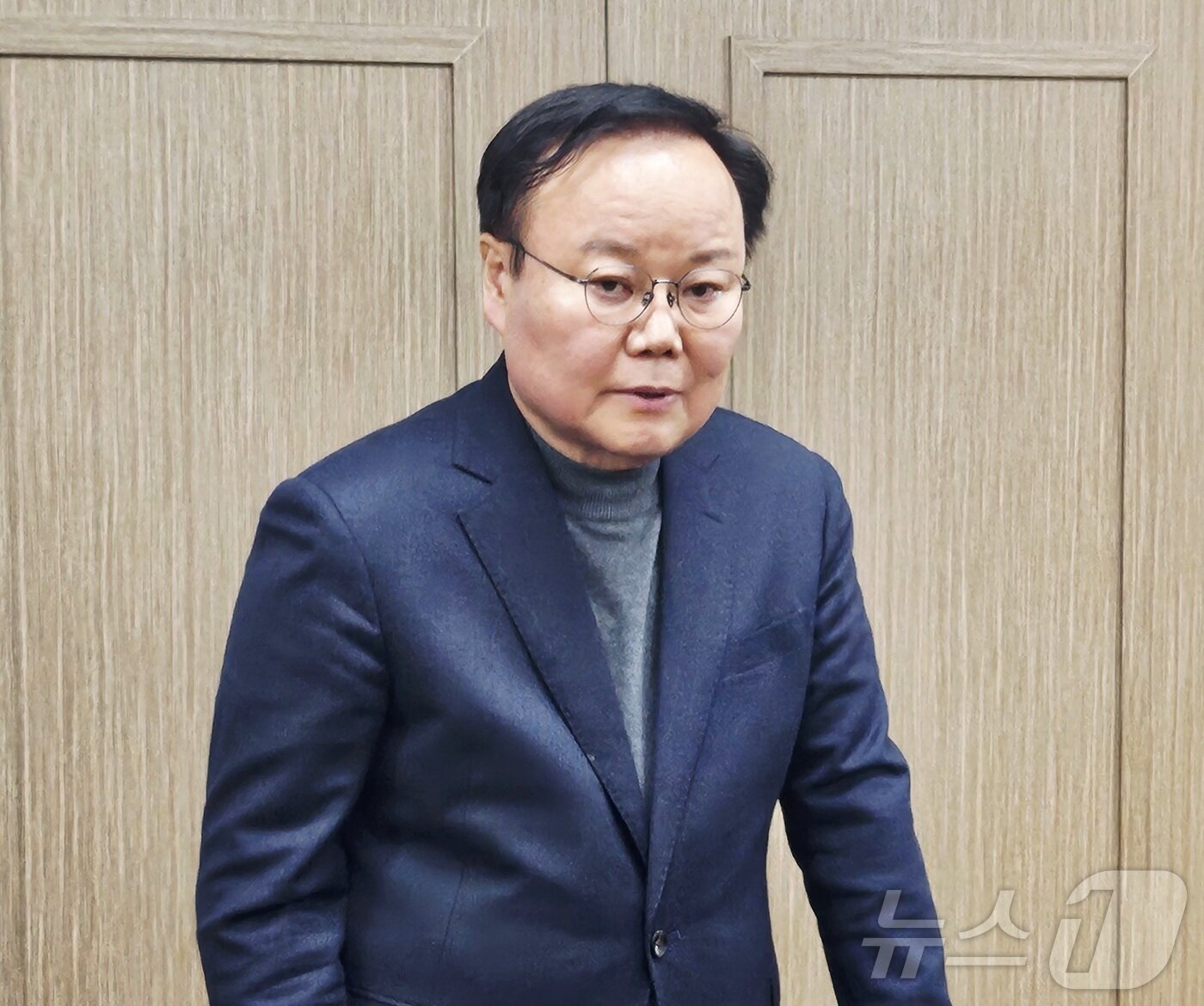 본문 이미지 - 김재원 국민의힘 경북도지사 예비후보가 25일 대구 수성구 국민의힘 경북도당에서 긴급 기자회견을 열고,국회 법제사법위원회의 행정통합특별법 보류 결정과 관련된 입장을 밝히고 있다. 2026.2.25 ⓒ 뉴스1 남승렬 기자