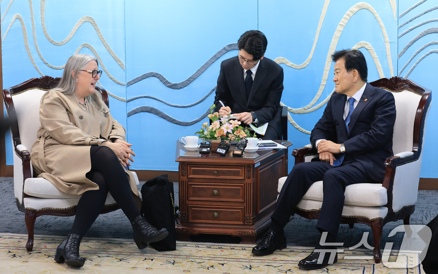 (서울=뉴스1) 임세영 기자 = 정동영 통일부 장관(오른쪽)이 25일 서울 종로구 정부서울청사에서 미셸 윈트럽 주한 아일랜드 대사를 접견하고 있다. 2026.2.25/뉴스1