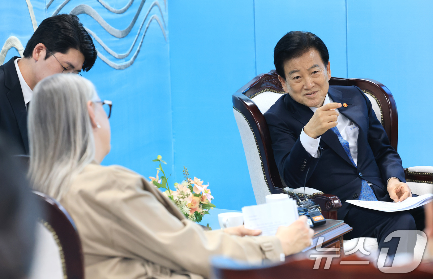 (서울=뉴스1) 임세영 기자 = 정동영 통일부 장관(오른쪽)이 25일 서울 종로구 정부서울청사에서 미셸 윈트럽 주한 아일랜드 대사를 접견하고 있다. 2026.2.25/뉴스1