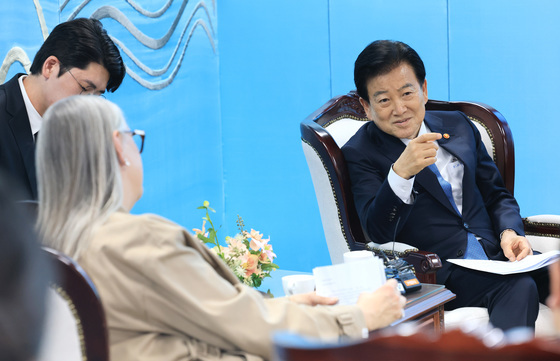 미셸 윈트럽 주한아일랜드대사 접견하는 정동영 장관