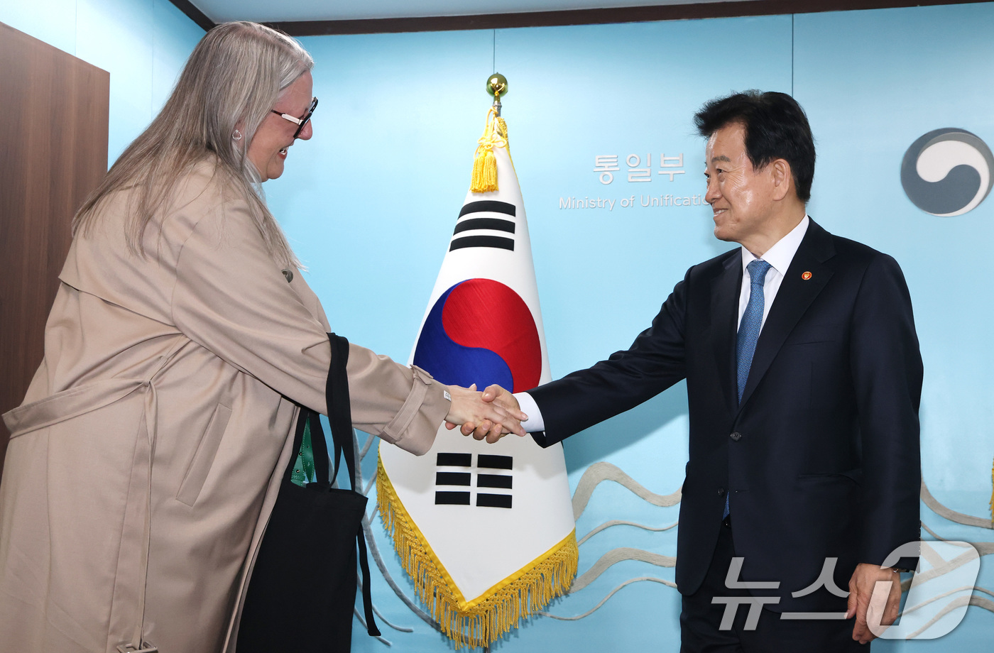 (서울=뉴스1) 임세영 기자 = 정동영 통일부 장관이 25일 서울 종로구 정부서울청사에서 미셸 윈트럽 주한 아일랜드 대사를 접견하고 있다. 2026.2.25/뉴스1