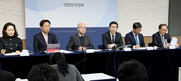 중고교 10곳 중 6곳, 정장·생활형 교복 혼용…코트·카디건까지 구매