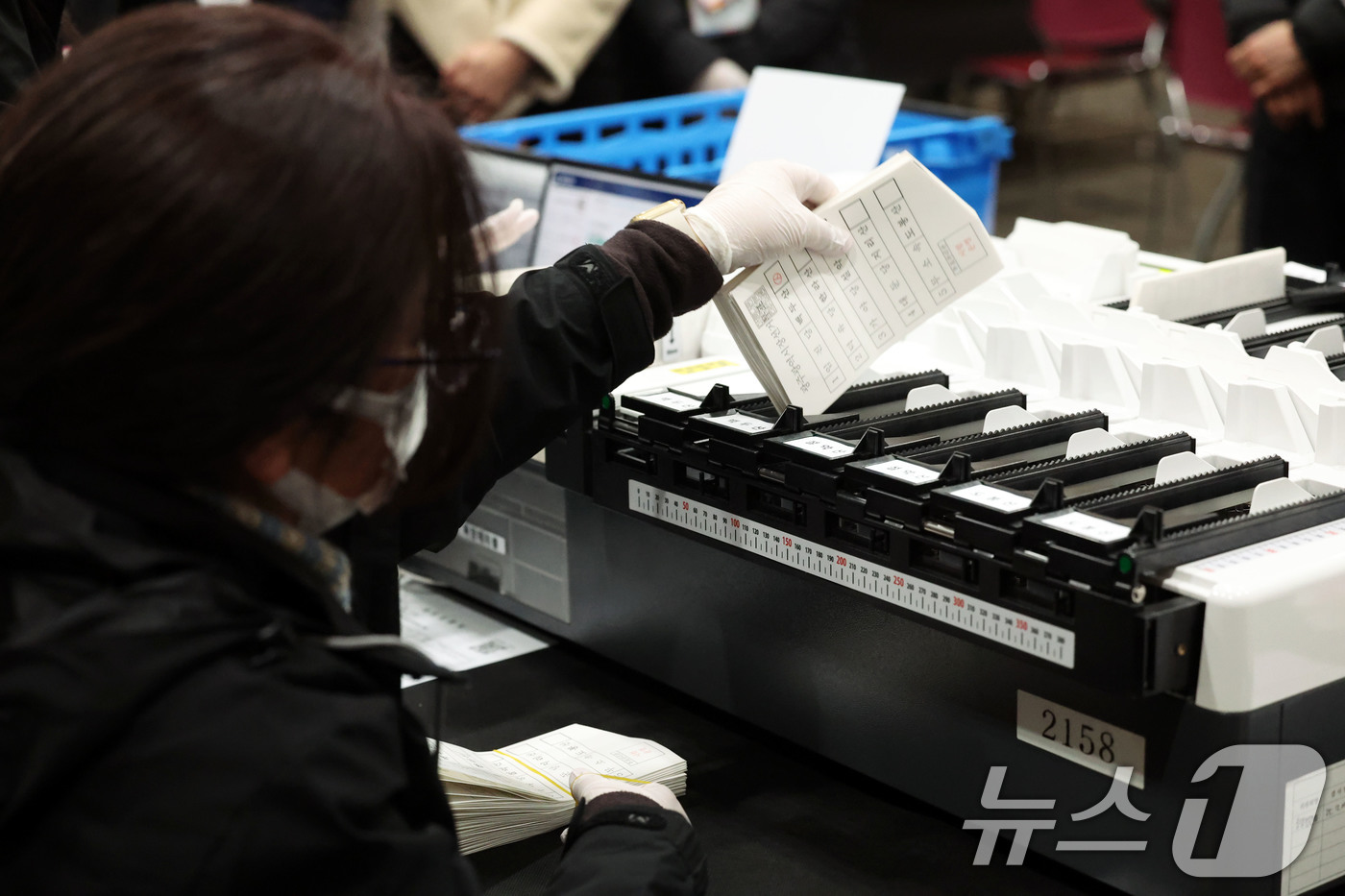 (광주=뉴스1) 이승현 기자 = 6·3 지방선거를 98일을 앞둔 25일 광주 서구 김대중컨벤션센터에서 열린 선거관리위원회의 모의 개표 실습에서 개표 사무원이 투표지 분류기에서 정리 …