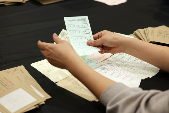 쉴 새 없는 투표 용지 분류작업