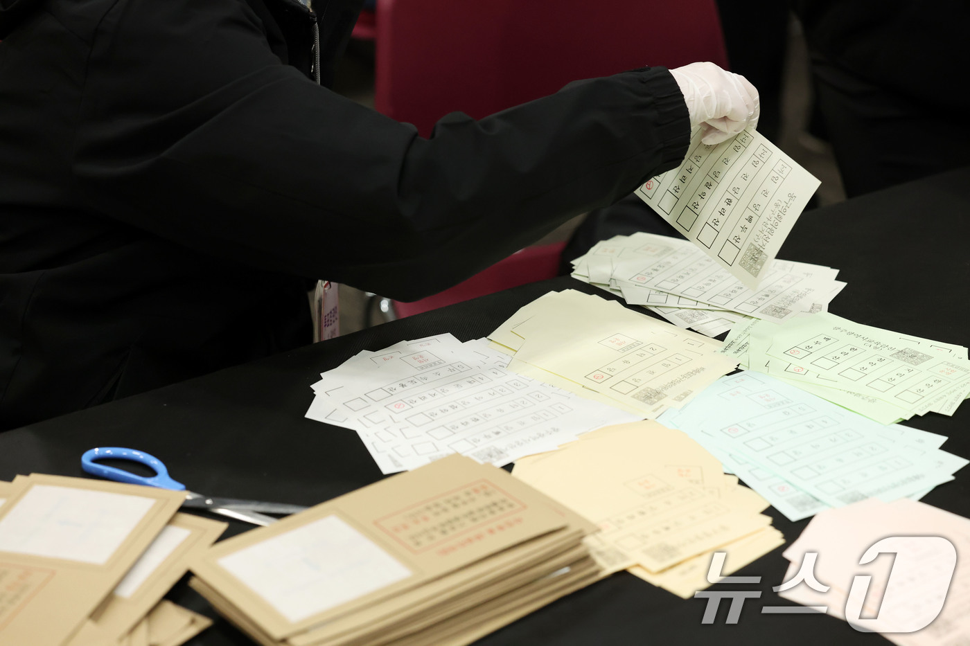 (광주=뉴스1) 이승현 기자 = 6·3 지방선거를 98일을 앞둔 25일 광주 서구 김대중컨벤션센터에서 열린 선거관리위원회의 모의 개표 실습에서 개표 사무원들이 투표용지를 분류하고 …