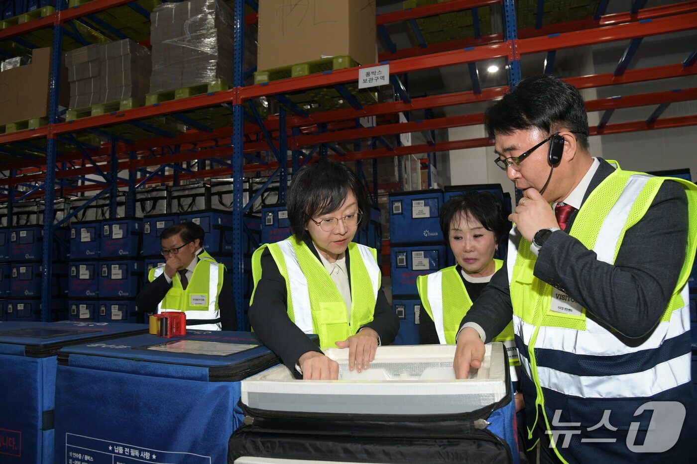 본문 이미지 - 오유경 처장이 지난 2024년 4월 4일 충남 천안의 지오영 천안물류센터를 찾아 희귀·필수의약품 등 보관·운송 현장을 점검하던 모습.(식품의약품안전처 제공)