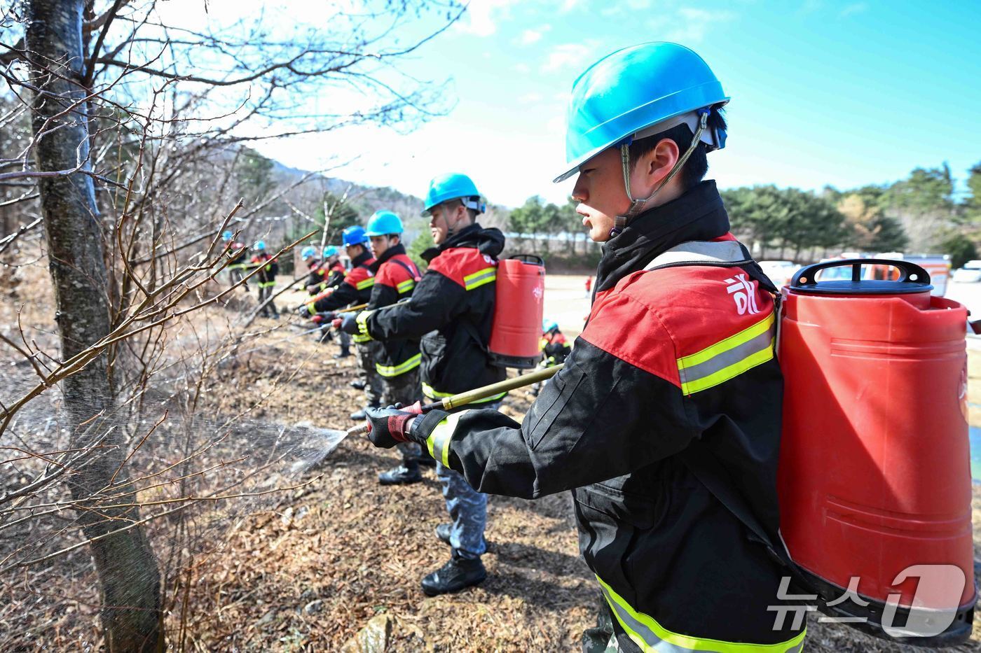 본문 이미지 - 25일 해군 1함대 사령부 일대에서 열린 관·군 합동 산불 대응훈련.(해군 1함대 제공, 재판매 및 DB 금지) 2026.2.25/뉴스1