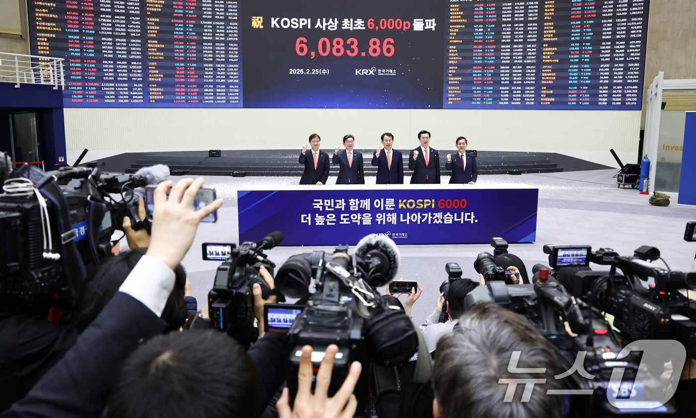 (서울=뉴스1) 최지환 기자 = 한국 증시 최초로 코스피 지수가 6000포인트를 돌파한 25일 오후 서울 영등포구 한국거래소 홍보관에서 열린 기념 행사에서 이찬진 금융감독원장, 이 …