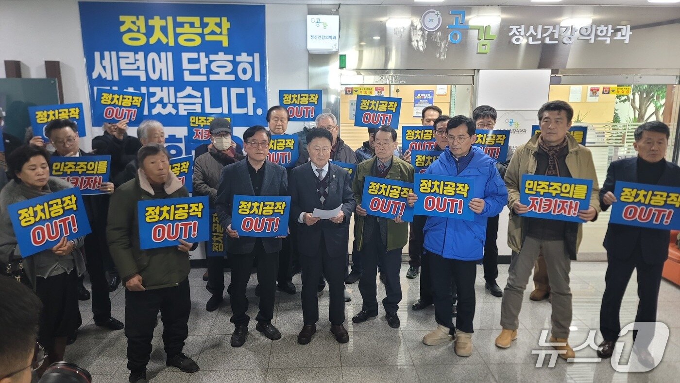 본문 이미지 - 더불어민주당 충북도당 고문단이 25일 오후 도당 앞에서 기자회견을 열고 유행열 전 청와대 선임행정관에 대한 미투는 정치공작 행위라고 주장하고 있다.2026.2.25./뉴스1 임양규 기자