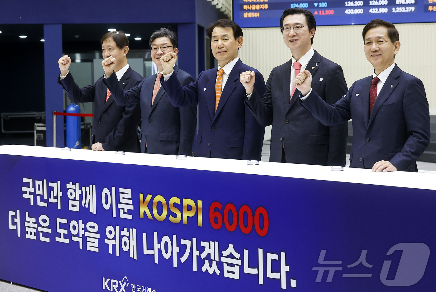 (서울=뉴스1) 최지환 기자 = 한국 증시 최초로 코스피 지수가 6000포인트를 돌파한 25일 오후 서울 영등포구 한국거래소 홍보관에서 열린 기념 행사에서 이찬진 금융감독원장, 이 …