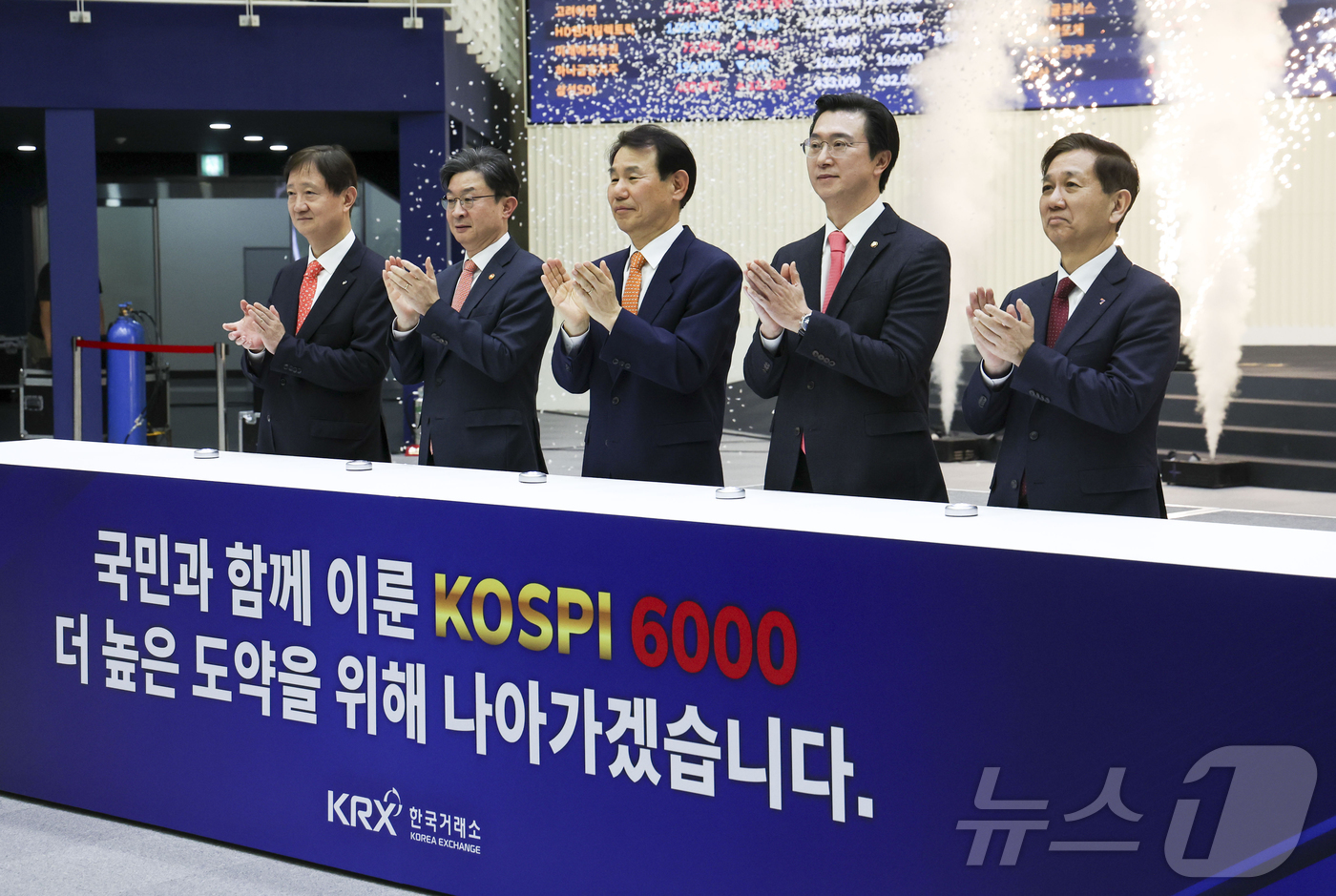 (서울=뉴스1) 최지환 기자 = 한국 증시 최초로 코스피 지수가 6000포인트를 돌파한 25일 오후 서울 영등포구 한국거래소 홍보관에서 열린 기념 행사에서 이찬진 금융감독원장, 이 …