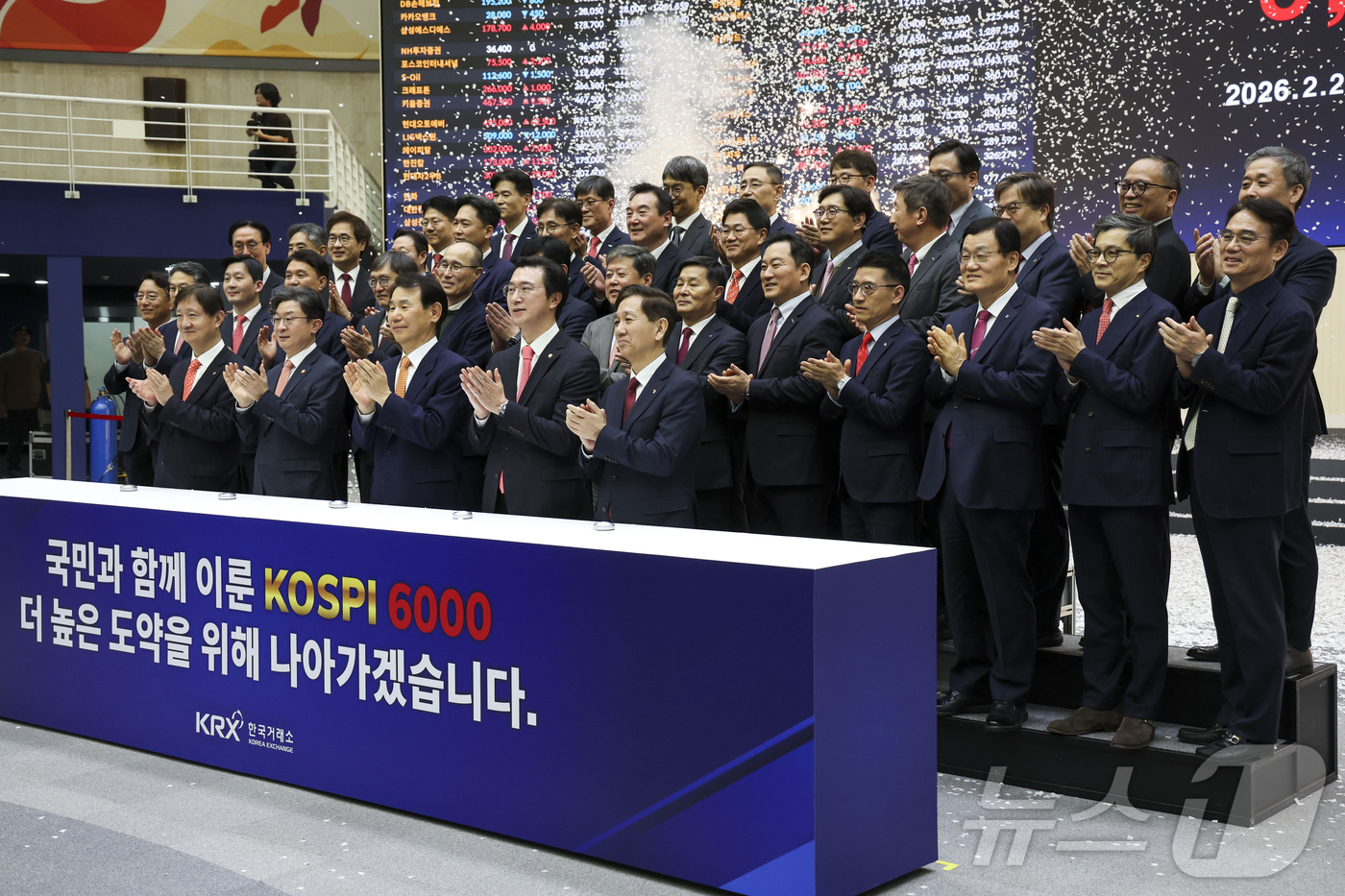 (서울=뉴스1) 최지환 기자 = 한국 증시 최초로 코스피 지수가 6000포인트를 돌파한 25일 오후 서울 영등포구 한국거래소 홍보관에서 열린 기념 행사에서 이억원 금융위원장, 이찬 …