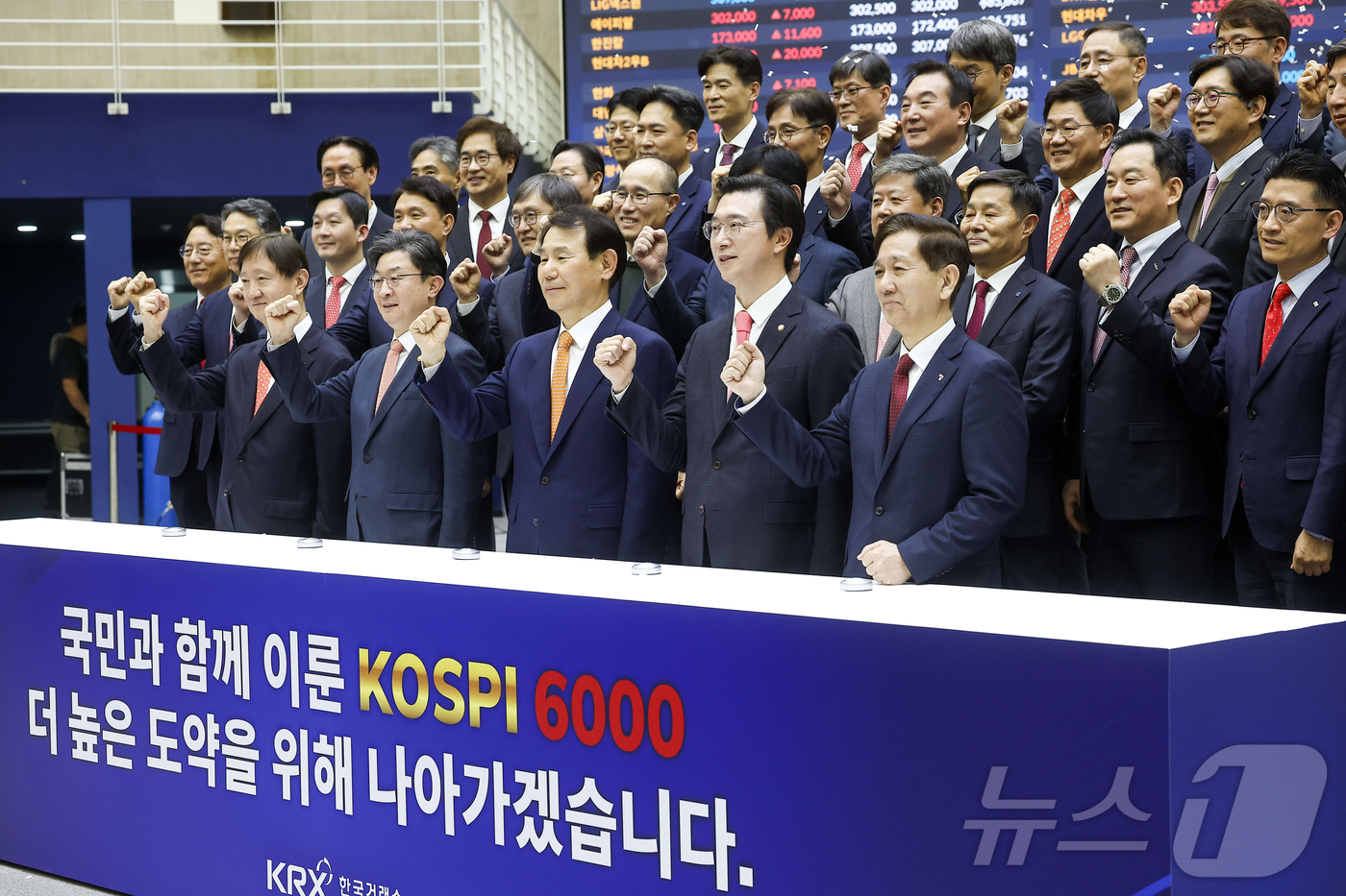 (서울=뉴스1) 최지환 기자 = 한국 증시 최초로 코스피 지수가 6000포인트를 돌파한 25일 오후 서울 영등포구 한국거래소 홍보관에서 열린 기념 행사에서 이찬진 금융감독원장, 이 …