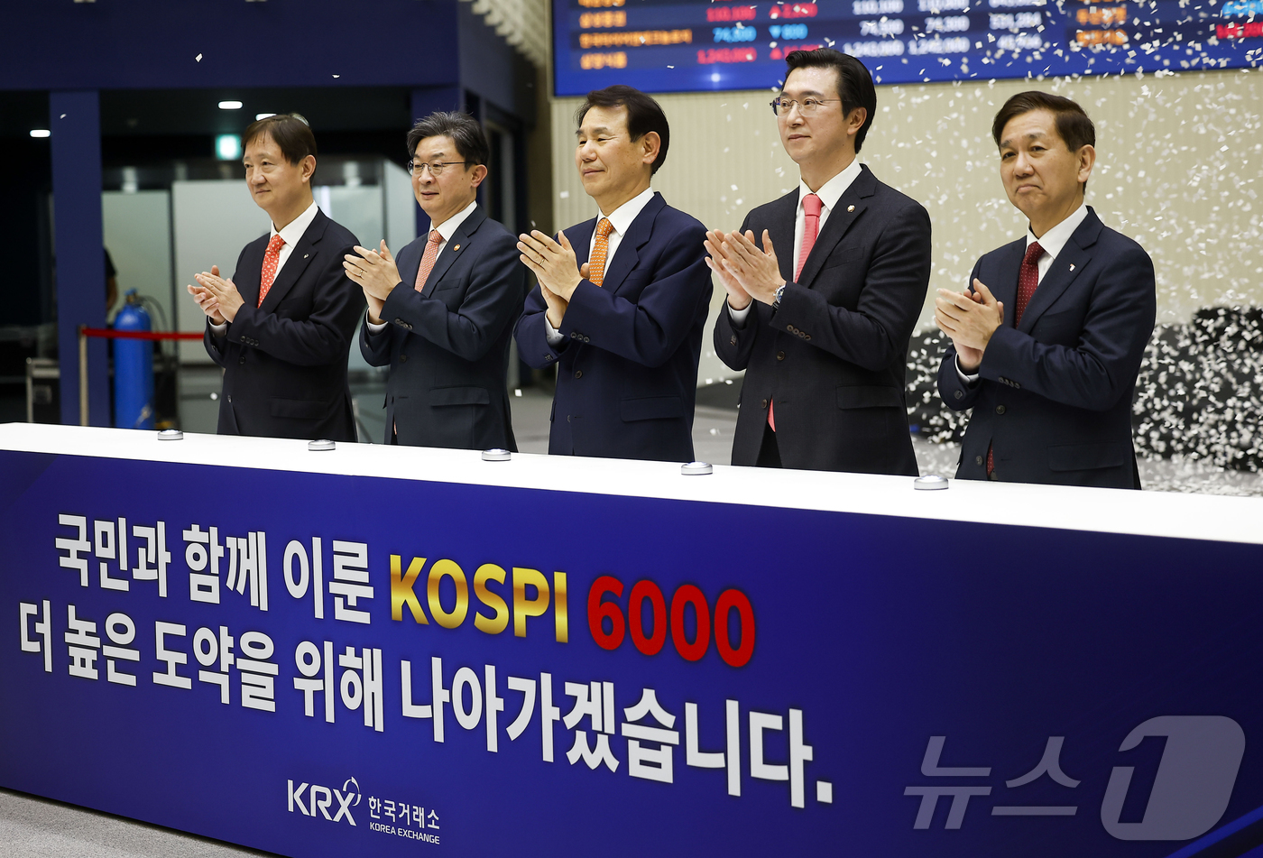(서울=뉴스1) 최지환 기자 = 한국 증시 최초로 코스피 지수가 6000포인트를 돌파한 25일 오후 서울 영등포구 한국거래소 홍보관에서 열린 기념 행사에서 이찬진 금융감독원장, 이 …