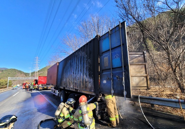 남해고속도 함안2터널 인근서 달리던 트레일러 불…3㎞ 정체