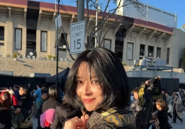 권나라, 손흥민 보러 LA로 떠났다…유니폼 입고 드러낸 인형 미모 [N샷]