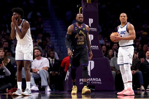NBA 레이커스, '킹' 르브론 자유투 실패 뒤 뼈아픈 역전패