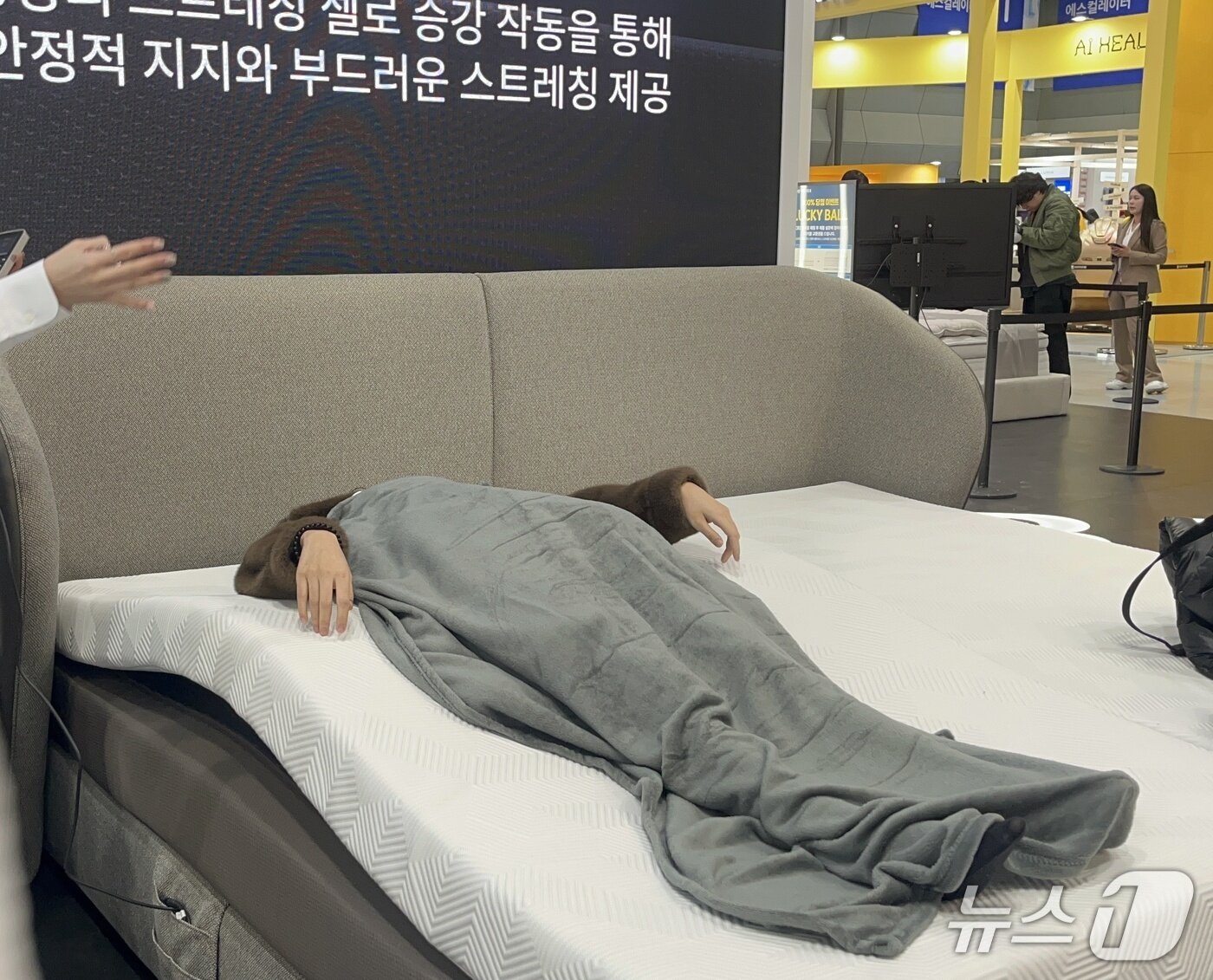 본문 이미지 - '비렉스 스트레칭 모션베드' 제품은 단계를 설정해 허리 스트레칭을 할 수 있다. ⓒ 뉴스1 신민경 기자