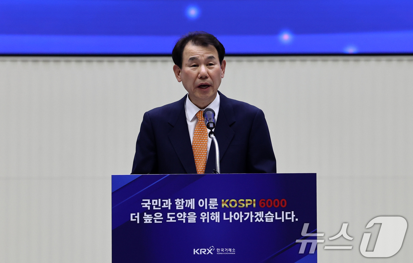 (서울=뉴스1) 최지환 기자 = 정은보 한국거래소 이사장이 25일 오후 서울 영등포구 한국거래소 홍보관에서 열린 코스피 6000 돌파 기념행사에서 기념사를 하고 있다. 2026.2 …