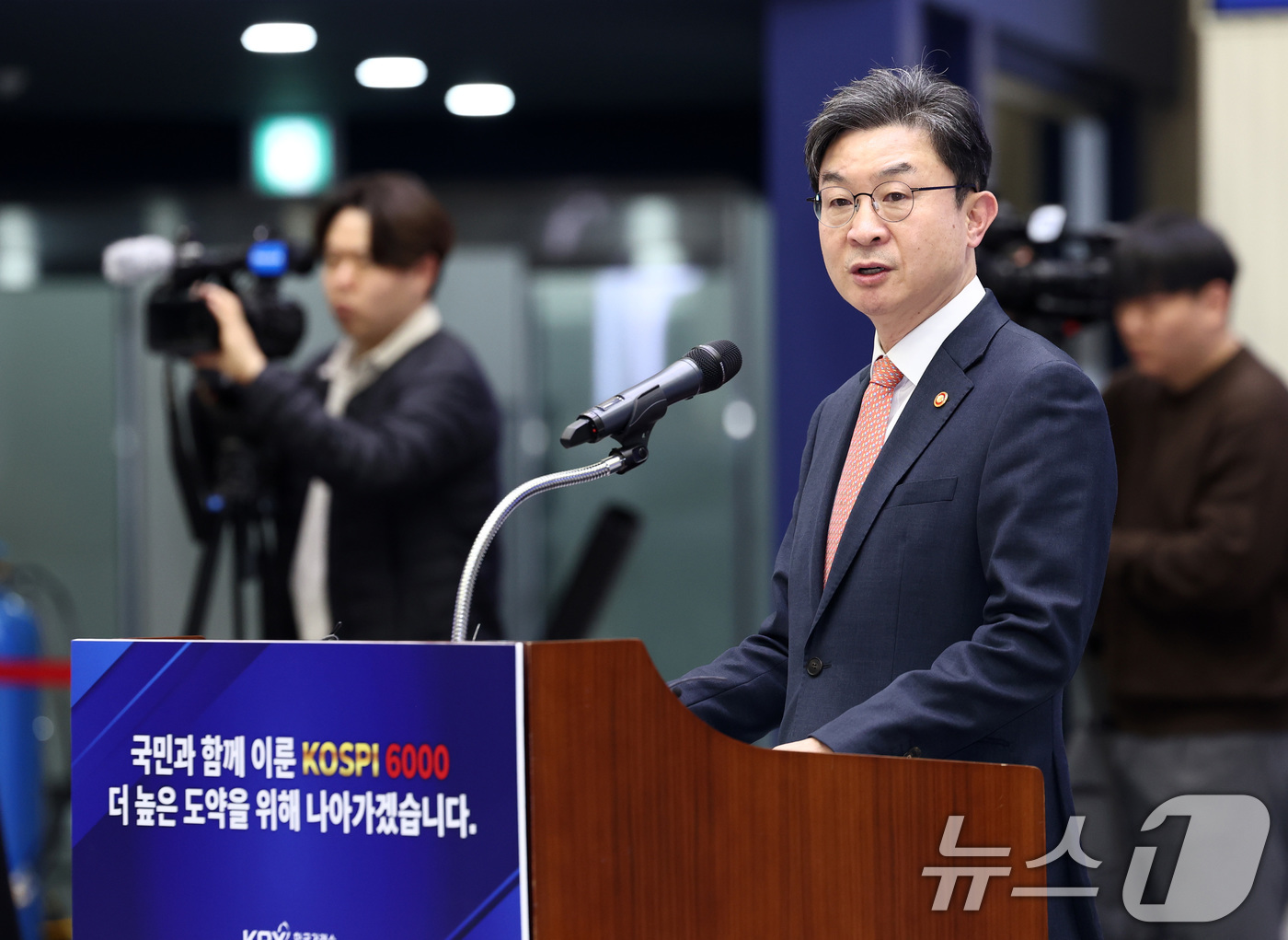 (서울=뉴스1) 최지환 기자 = 이억원 금융위원장이 25일 오후 서울 영등포구 한국거래소 홍보관에서 열린 코스피 6000 돌파 기념행사에서 축사를 하고 있다. 2026.2.25/뉴 …