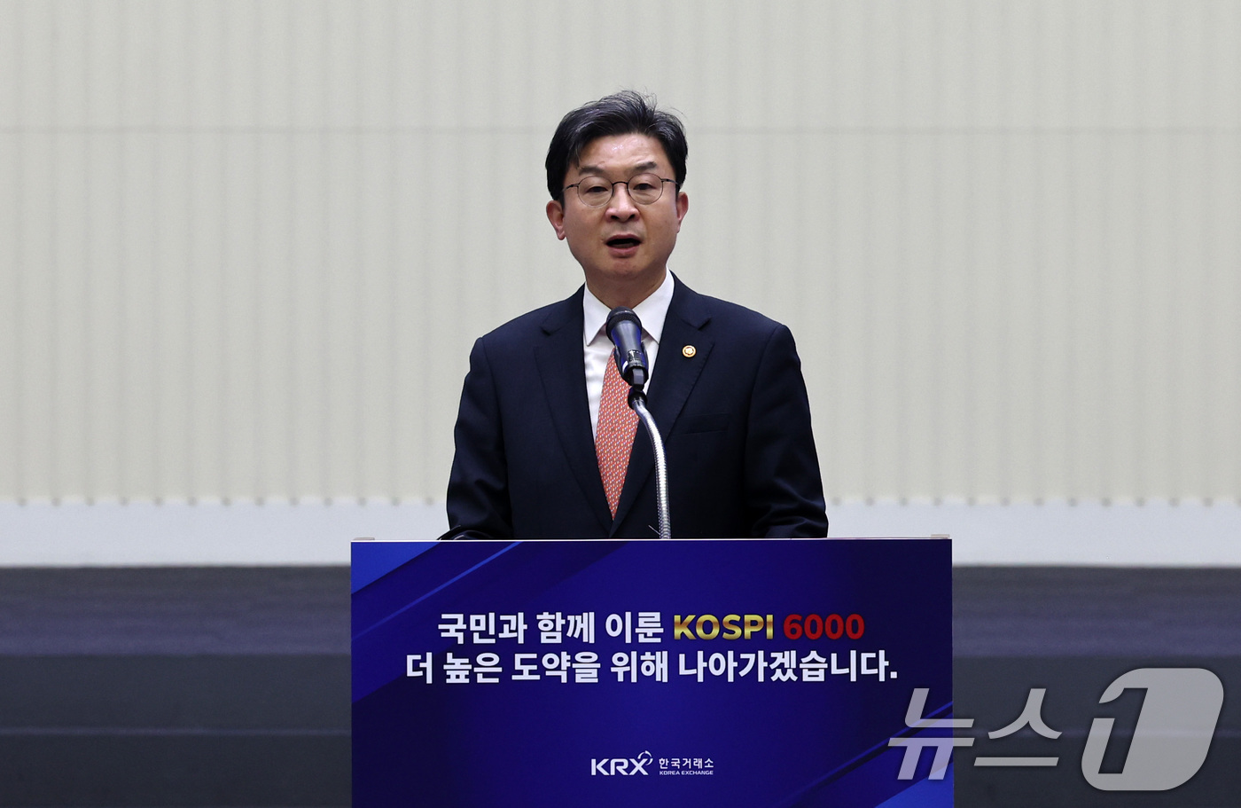 (서울=뉴스1) 최지환 기자 = 이억원 금융위원장이 25일 오후 서울 영등포구 한국거래소 홍보관에서 열린 코스피 6000 돌파 기념행사에서 축사를 하고 있다. 2026.2.25/뉴 …