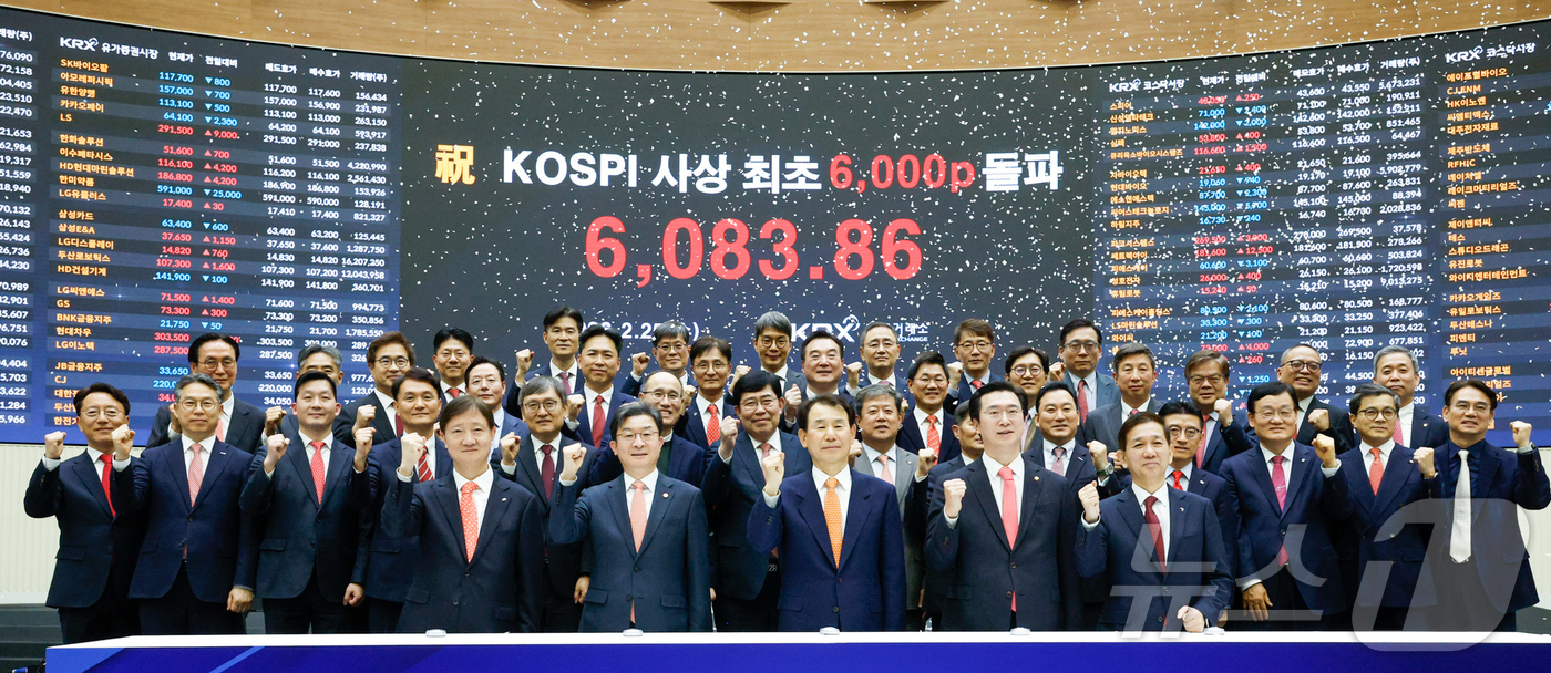 (서울=뉴스1) 최지환 기자 = 코스피 지수가 종가 기준 6000포인트를 넘긴 25일 서울 여의도 한국거래소 홍보관에서 이찬진 금융감독원장(앞줄 왼쪽부터), 이억원 금융위원장, 정 …