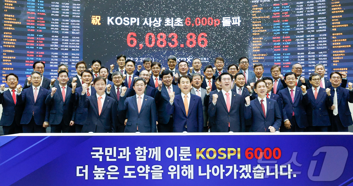 (서울=뉴스1) 최지환 기자 = 코스피 지수가 종가 기준 6000포인트를 넘긴 25일 서울 여의도 한국거래소 홍보관에서 이찬진 금융감독원장(앞줄 왼쪽부터), 이억원 금융위원장, 정 …