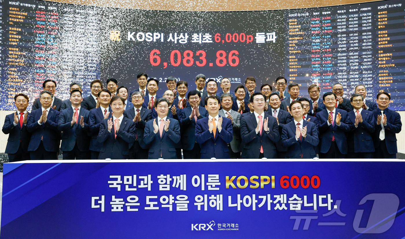 (서울=뉴스1) 최지환 기자 = 코스피 지수가 종가 기준 6000포인트를 넘긴 25일 서울 여의도 한국거래소 홍보관에서 이찬진 금융감독원장(앞줄 왼쪽부터), 이억원 금융위원장, 정 …