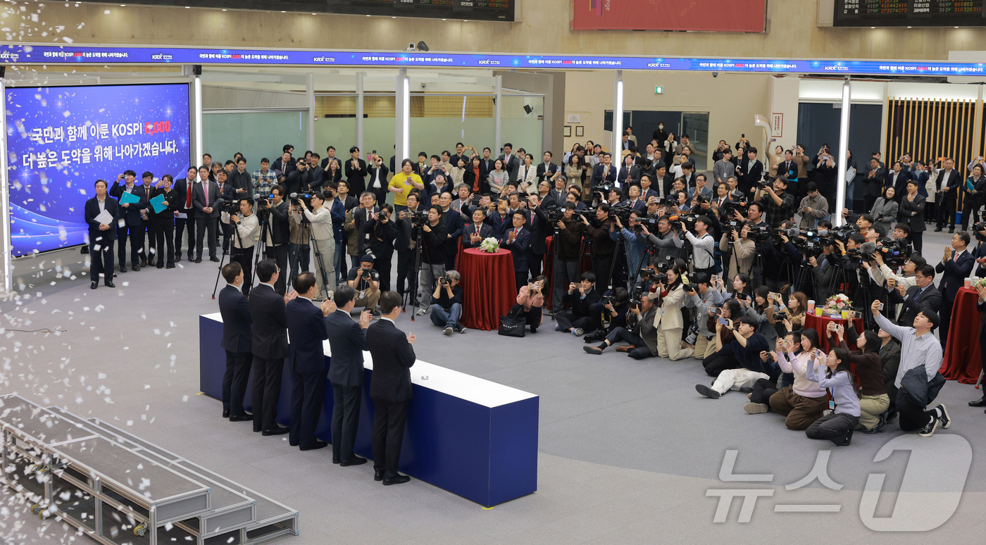 (서울=뉴스1) 최지환 기자 = 한국 증시 최초로 종가 기준 코스피 6000을 달성한 25일 오후 서울 영등포구 한국거래소에서 취재진들이 코스피 종가가 표시된 전광판을 촬영하고 있 …