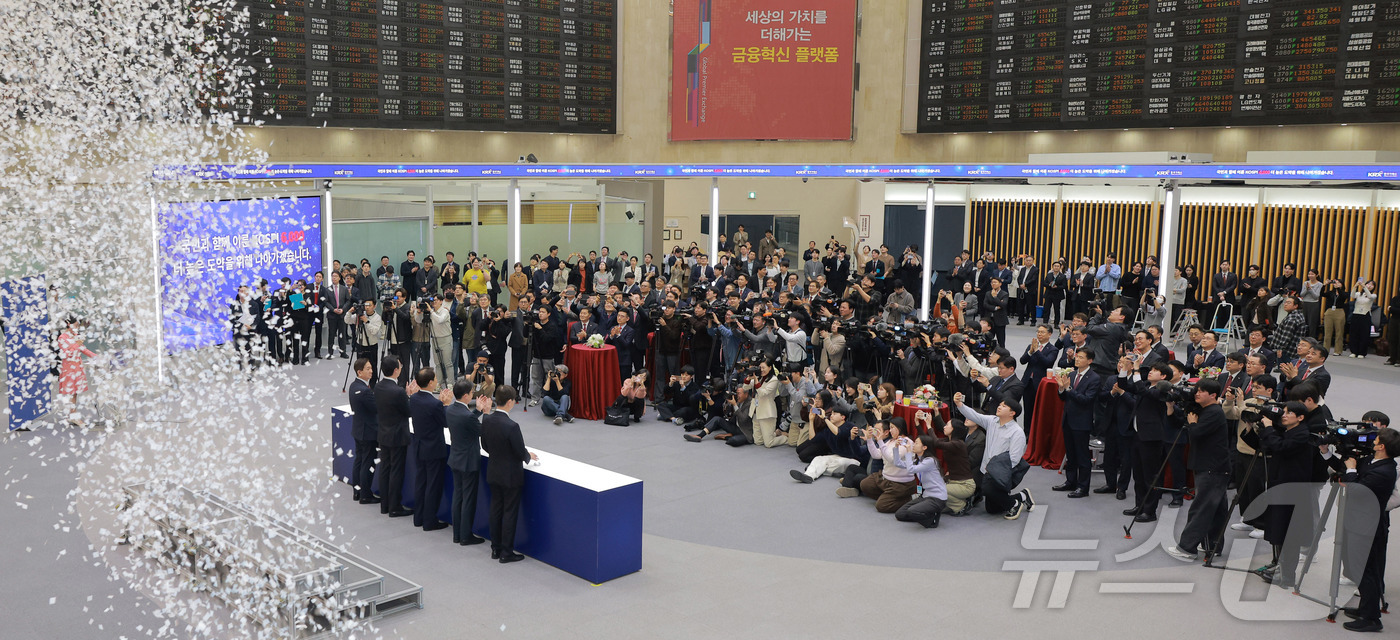 (서울=뉴스1) 최지환 기자 = 한국 증시 최초로 종가 기준 코스피 6000을 달성한 25일 오후 서울 영등포구 한국거래소에서 취재진들이 코스피 종가가 표시된 전광판을 촬영하고 있 …