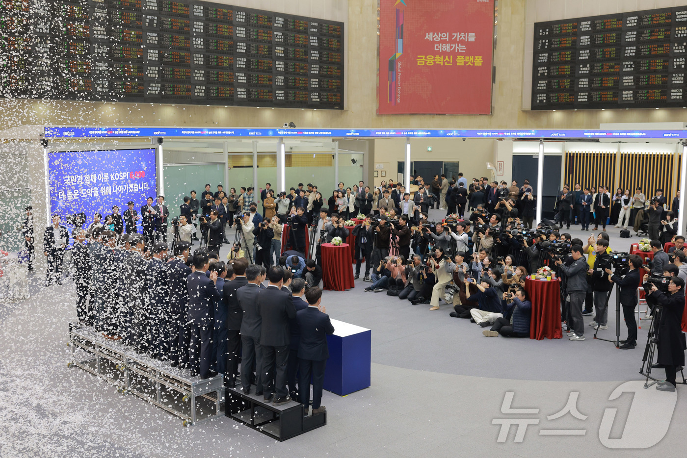 (서울=뉴스1) 최지환 기자 = 한국 증시 최초로 종가 기준 코스피 6000을 달성한 25일 오후 서울 영등포구 한국거래소에서 취재진들이 코스피 종가가 표시된 전광판을 촬영하고 있 …