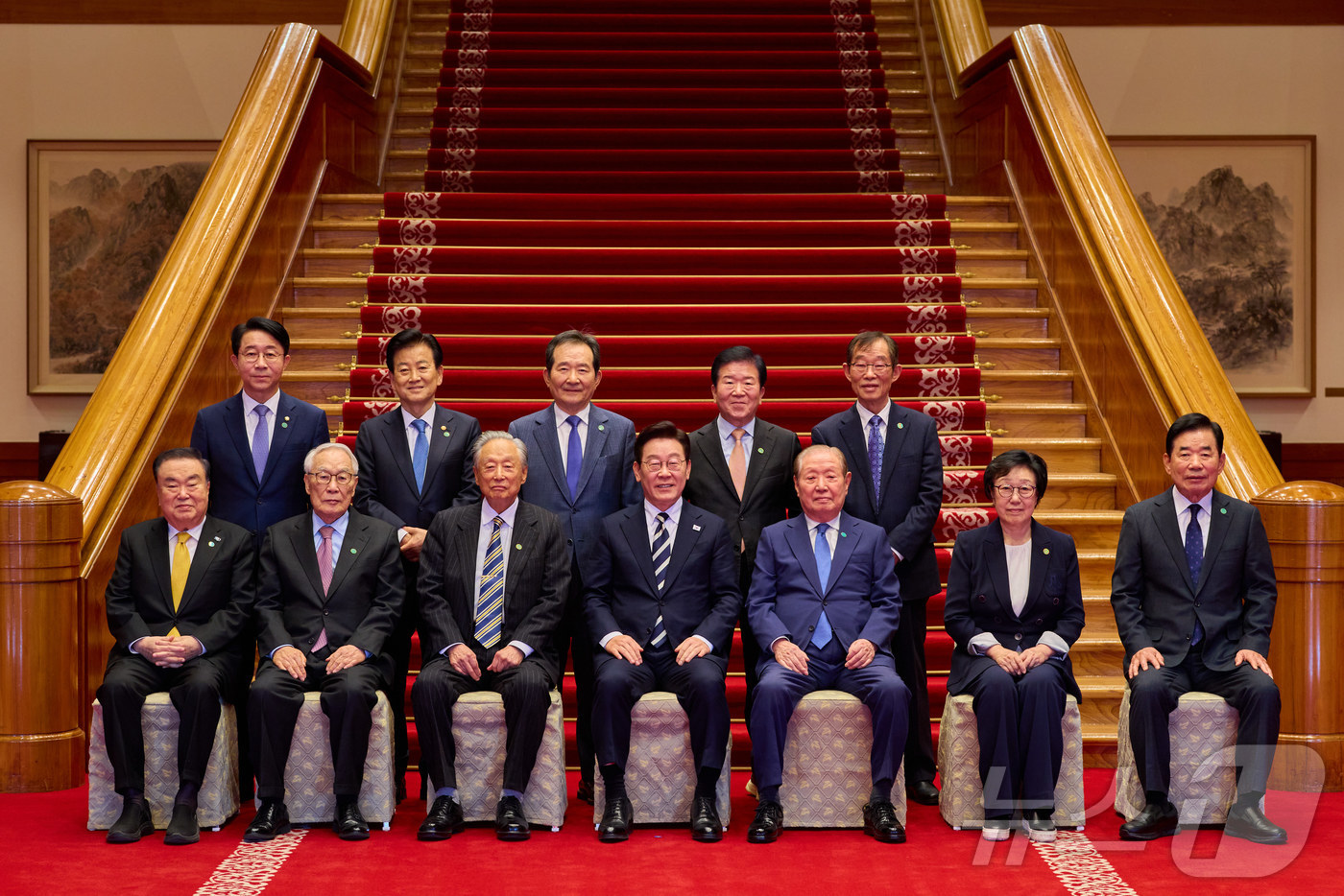 (서울=뉴스1) 이재명 기자 = 이재명 대통령이 25일 청와대에서 열린 더불어민주당 상임고문단 오찬 간담회에서 참석자들과 기념촬영을 하고 있다.앞줄 왼쪽부터 문희상, 임채정, 권노 …